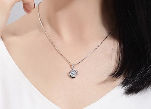 Dettaglio della collana in argento sterling S925 con pendente a spirale e zircone centrale