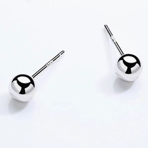 Macro des boucles d'oreilles boules en argent S925 avec surface polie effet miroir