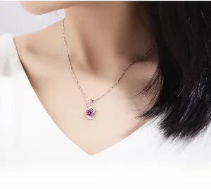 Dettaglio del pendente a rosa in argento S925 con zircone viola indossato al collo