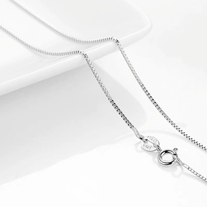 Élégante chaîne vénitienne en argent sterling S925 avec poinçon Italie sur céramique