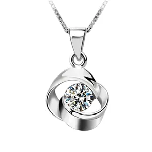 Collana in argento sterling S925 con pendente a cuore rotante e design a rosa in zircone