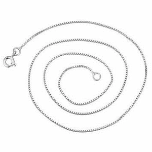 Chaîne box en argent sterling S925 poli avec fermoir à ressort sur fond blanc éclatant