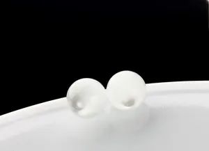 Vue macro de pierres œil-de-chat blanches lisses sur longues chaînes d'oreilles en argent