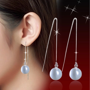 Détail de boucles d'oreilles traversantes en argent S925 avec perles œil-de-chat sur chaîne