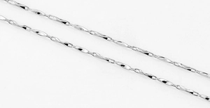 Dettaglio macro di una catena in argento S925 da 1mm con maglie in metallo ritorte