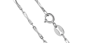 Macro di una catena in argento sterling S925 da 1mm con finitura lucida e chiusura