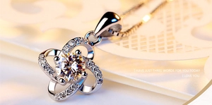 Macro dettaglio del ciondolo a quadrifoglio in argento 925 con diamante e pavé