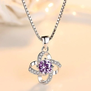Collana in argento 925 con quadrifoglio, gemma viola centrale e accenti di diamanti fini