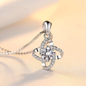 Collana con ciondolo a quadrifoglio in argento 925 e pietra rotonda centrale brillante