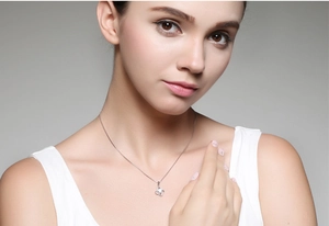Dettaglio della collana quadrifoglio in argento 925 con perla su collo di modella