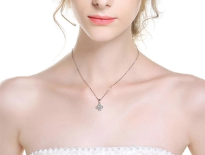 Dettaglio della collana a quadrifoglio in argento 925 indossata da una modella