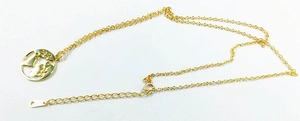 Gros plan du poinçon S925 et du pendentif carte du monde sur collier doré