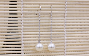 Elegant 925 sterling silver drop earrings with long chain and natural pearl on bamboo mat