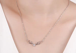 Détail macro du collier bois de cerf en argent S925 avec zircon brillant sur le cou