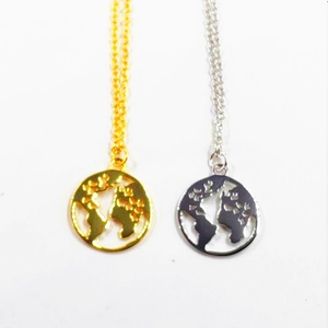 Collier minimaliste en argent S925 avec pendentifs ronds carte du monde en or et argent
