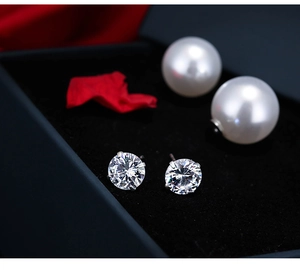 Makroaufnahme von 925 Silber Perlenohrsteckern mit Zirkonia und eleganten Muschelperlen