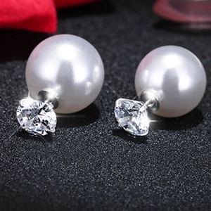 Makroaufnahme von 925er Silber Ohrsteckern mit Zirkonia und großen weißen Muschelperlen