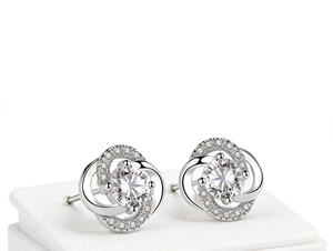 Vue macro de boucles d'oreilles trèfles en argent S925 avec zircons ronds brillants