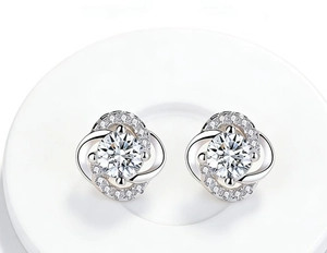Gros plan sur les puces d'oreilles en argent S925 avec zircon rond et sertissage à griffes