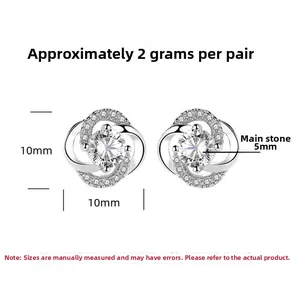 Gros plan sur des boucles d'oreilles trèfle en argent 925 avec zircone de 5 mm