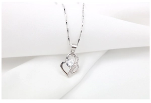 Close-up of interlocking heart necklace in 925 silver with a brilliant round center stone
