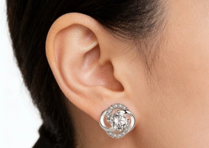 Gros plan de boucles d'oreilles trèfle en argent S925 avec zircone cubique ronde