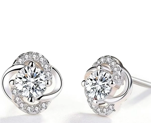 Vue détaillée de boucles d'oreilles trèfle en argent S925 serties de zircons cubiques brillants