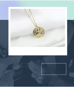 Détail du collier pendentif chouette dorée avec gaufrage en relief de style vintage