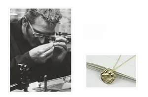 Vue macro d'un collier pendentif pièce dorée avec relief de chouette et texte grec