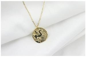 Détail du collier en argent 925 doré avec pendentif rond embossé d'un Pégase mythique
