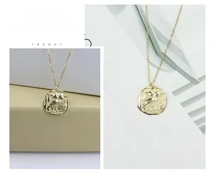 Détail d'un collier vintage en argent sterling 925 doré avec pendentif hibou en relief