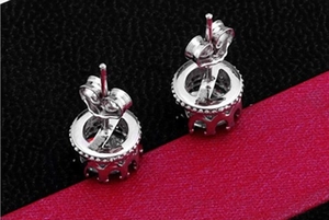 Dettaglio degli orecchini a corona in argento 925 con zirconi chiari in primo piano