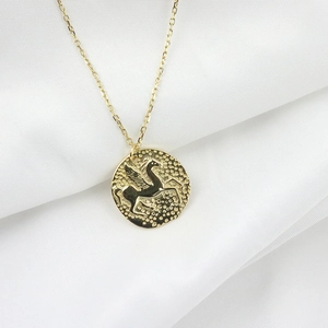 Collier en argent 925 doré avec pendentif médaillon Pégase sur tissu blanc soyeux