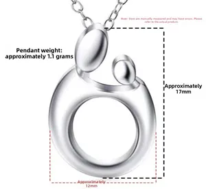 Vue macro d'un pendentif mère et enfant en argent 925 avec dimensions 17mm par 12mm