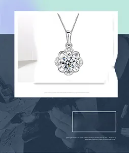 Gros plan du pendentif trèfle en argent avec zircon brillant et chaîne fine élégante