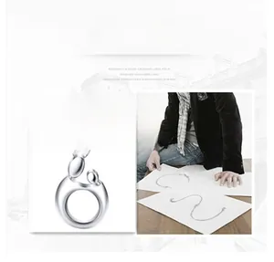 Vue détaillée du pendentif mère et enfant en argent 925 avec design circulaire abstrait