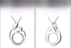 Détail de face et de profil du collier avec pendentif mère et enfant en argent 925