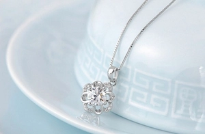 Gros plan du pendentif trèfle en argent S925 avec zircon central étincelant