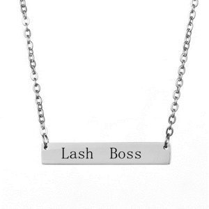 Vue détaillée du collier en argent S925 avec gravure Lash Boss sur le pendentif long