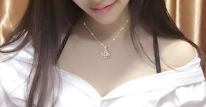 Gros plan d'un collier en argent 925 avec pendentif fleur de rose étincelant sur un modèle