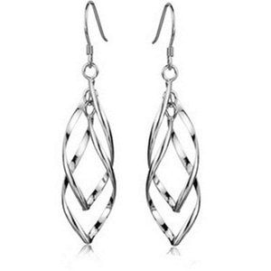 Détail des boucles d'oreilles en argent S925 avec design élégant de pompon en feuille