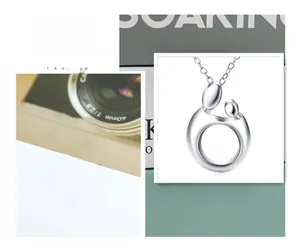 Gros plan d'un collier en argent sterling 925 avec pendentif abstrait mère et enfant élégant