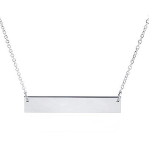Gros plan du pendentif barre rectangulaire argentée avec fine chaîne à maillons O