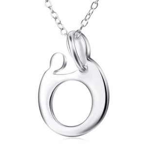 Collier avec pendentif mère et enfant en argent sterling 925 sur fond blanc