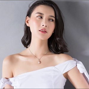 Gros plan d'un collier en argent S925 avec pendentif œil-de-chat goutte sur un mannequin
