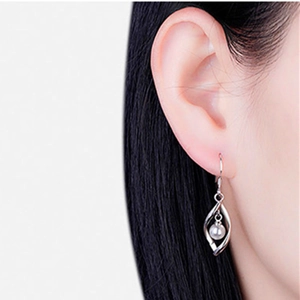 Elegant s925 silver pearl tassel earrings with leaf-shaped frame on female model