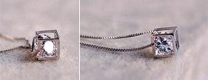 Détail macro du pendentif cube en argent S925 avec pierre de zircone scintillante