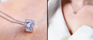 Détail macro du collier pendentif cube avec zircon flottant et chaîne en argent 925