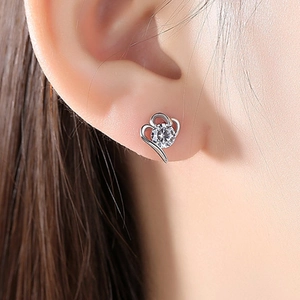 Élégantes boucles d'oreilles cœur en argent 925 avec une pierre de zircone ronde claire
