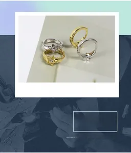 Dettaglio di orecchini a stella in argento 925 con inserti in zirconi scintillanti